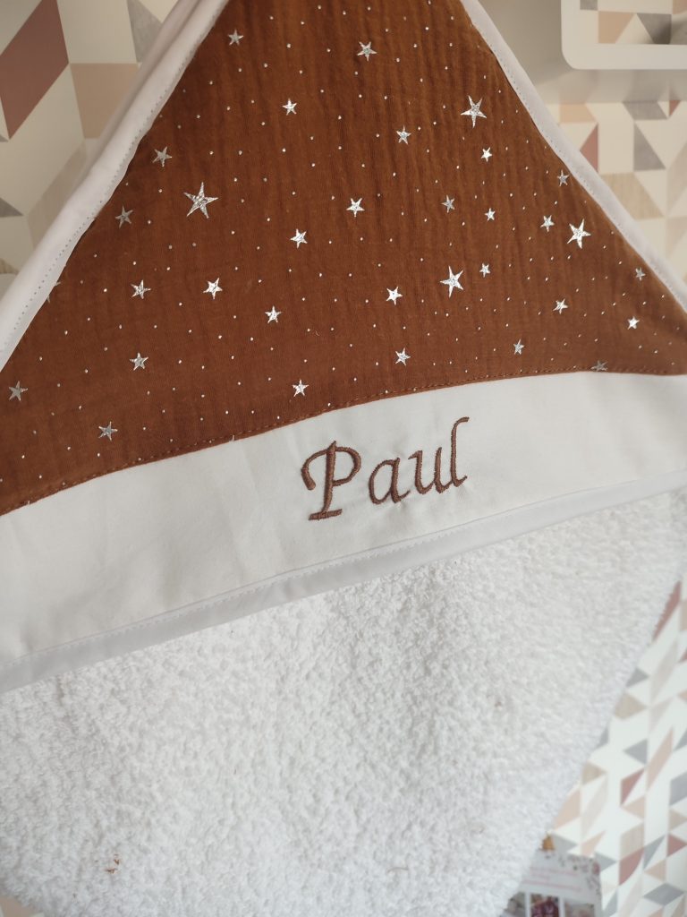 Sortie de bain bébé personnalisée avec capuche en tissu étoilé et prénom brodé "Paul"