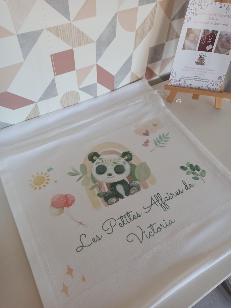 Pochon en tissu blanc avec motifs panda et arc-en-ciel, personnalisé avec l’inscription "Les petites affaires de Victoria"
