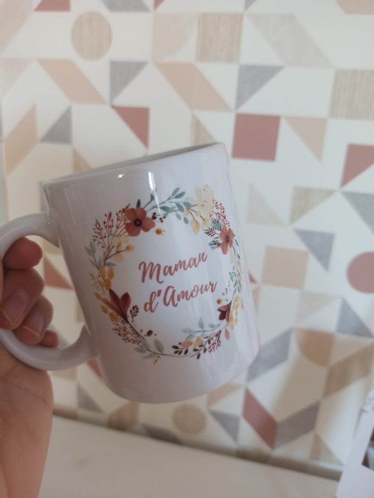 Mug blanc avec l’inscription "Maman d’amour" entourée d’une couronne de fleurs, cadeau personnalisé