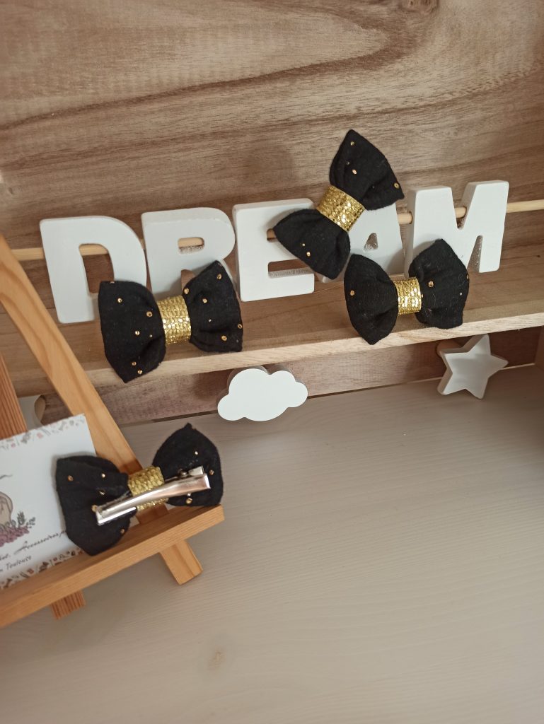 Barrettes noires et dorées faites main en tissu pour fille, accessoires élégants et artisanaux signés Les Créations de Max et Mila