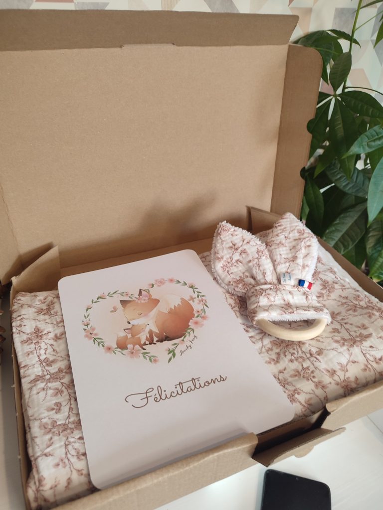 Coffret cadeau naissance artisanal avec couverture bébé, anneau de dentition en tissu et carte illustrée, fait main en France – Les Créations de Max et Mila